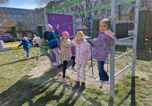 Dzieci na drabinkach