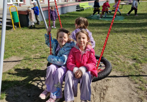 Dzieci na huśtawce