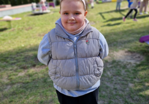 Dziewczynka na placu zabaw