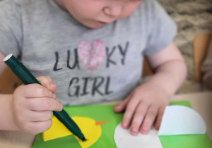 dziecko wykonuje pracę plastyczną kura i kurczak