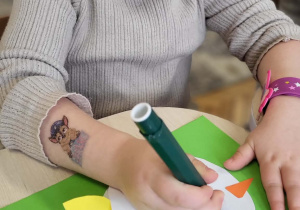 dziecko wykonuje pracę plastyczną kura i kurczak