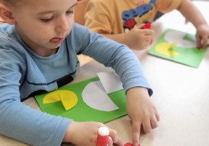 dziecko wykonuje pracę plastyczną kura i kurczak