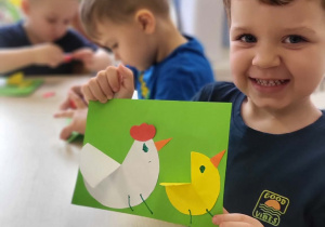 dziecko wykonuje pracę plastyczną kura i kurczak