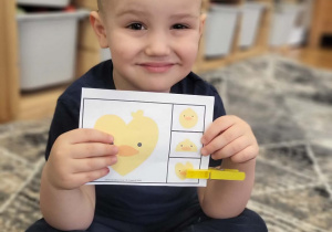 dzieci pokazuja plansze z ćwiczeniem