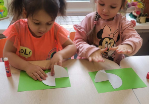 dziewczynki wykonyyją prace plastyczne