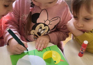 dziewczynka rysuje nogi kurze