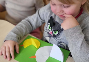 dziewczynki oglądają pracę plastyczną