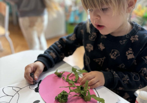 Dziewczynka koloruje czarne łaty