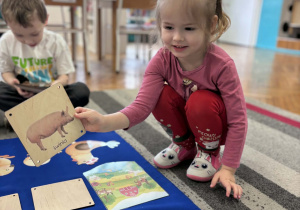 Dziewczynka pokazuje świnkę