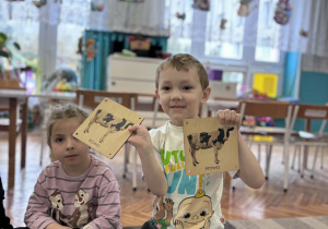 Chłopiec pokazuje krowę