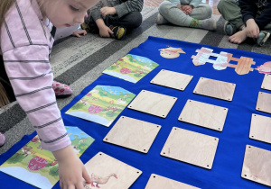 Dziewczynka pokazuje kaczkę