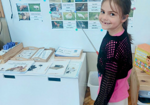 Dziewczynka wskazuje indyka