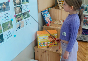 Dziewczynka wskazuje owcę