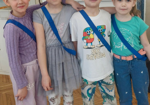 Dzieci stojaw zespole czteroosobowym