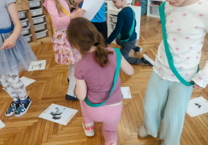 Dzieci biegają po sali