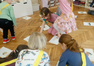 Dzieci szukają ilustracji