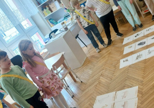 Dzieci z ułozonymi rodzinami zwierząt