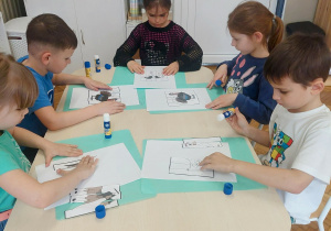 Dzieci wycinaja puzzle