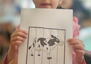 Dziewczynka z ułożonymi puzzlami krowy