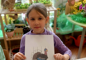 Dziewczynka z ułożonymi puzzlami indyka