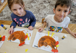 Dzieci z kurami z talerzyka