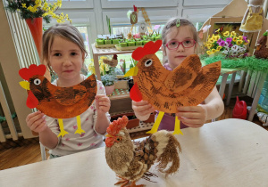 Dziewczynki z kurami z talerzyka