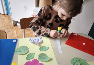 Dziewczynka przykleja łodygę