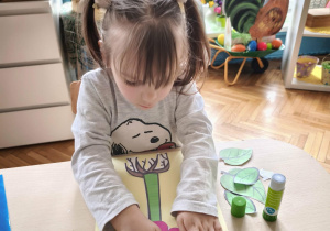 Dziewczynka przykleja kwiat