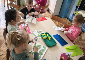 Dzieci wycinają elementy kwiatka