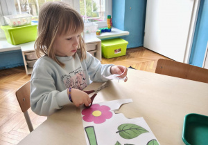 Dziewczynka wycona korzenie kwiatka