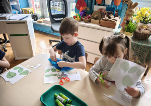 Dzieci wycinaja liście i łodygi