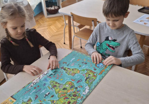 Chłopcy układają mapę