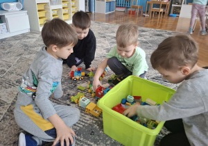 Chłopcy bawią się lego duplo