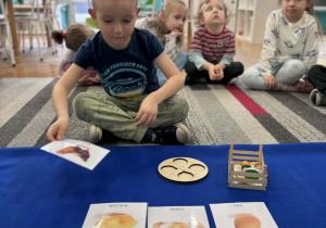 Chłopiec odkłada obrazek z kurą