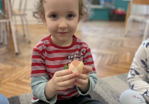 Chłopiec ze skorupką jajka