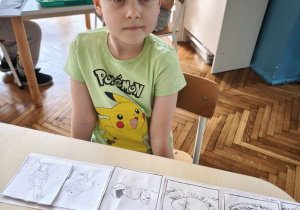 Chłopiec przed historyjką obrazkową o ptaku