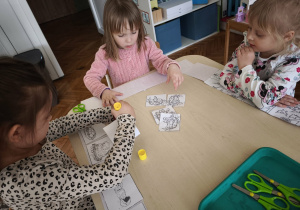 Dzieci oglądają obrazki historyjki obrazkowej