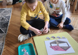 Chłopiec przelicza ptaki