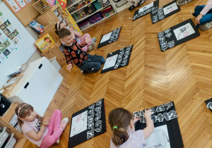 Dzieci układają liczby