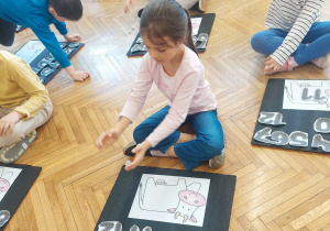 Dziewczynka rzuca kostką