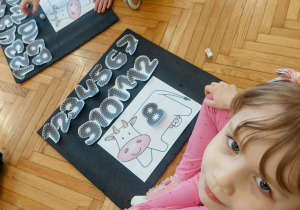 Dziewczynka z krowa z liczbą osiem