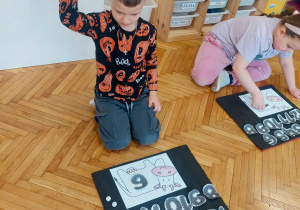 Chłopiec z krowa z liczbą sześć