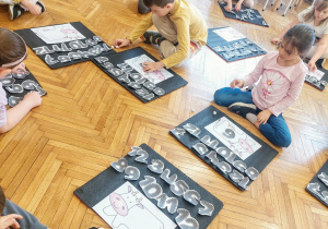 Dzieci rzucają kostkami do gry