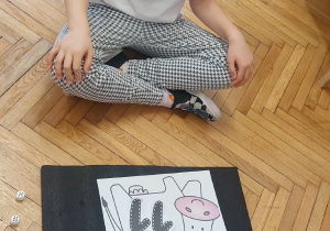 Dziewczynka z krową i liczbą 11