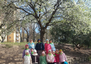 Dzieci pod kwitnącym drzewem