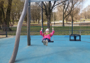 Dziewczynka na huśtawce