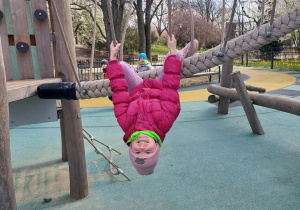 Dziewczynka zwisa głową w dół