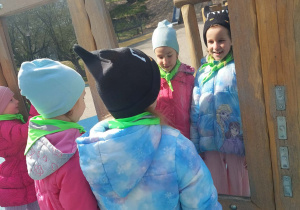 Dziewczynki przeglądają się w lustrze