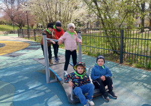 Dzieci stoją na pochylni