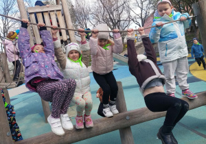 Dzieci przechodzą po torze przeszkód